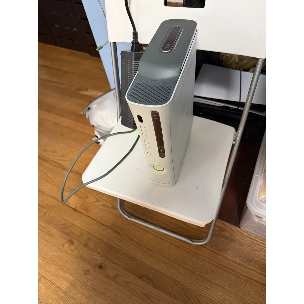 *FOR PARTS* Microsoft Xbox 360 White Console With Power Cable , Read Description